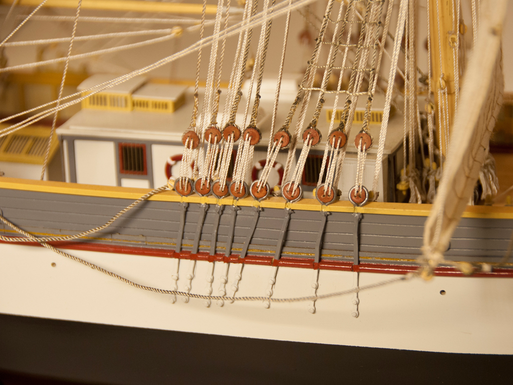 Detalj av modellen av briggen Tre Kronor af Stockholm. Bordläggning med röstjärn och jungfrur.