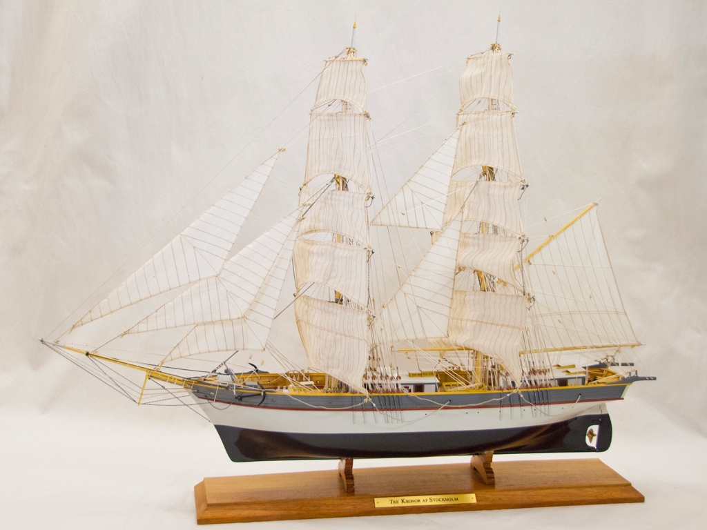 Fartygsmodell av briggen Tre Kronor af Stockholm sedd från sidan